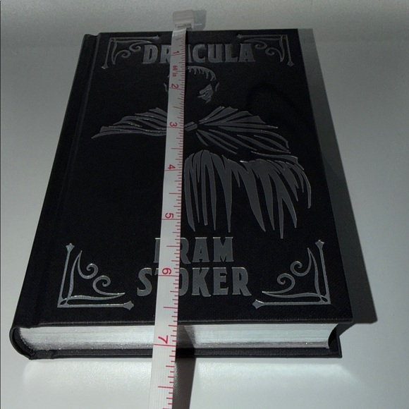 Dracula by Bram Stoker - Hardcover Book - Picture 4 of 6